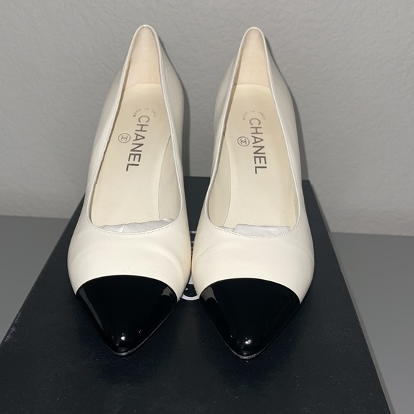 Chanel Pearl Heel Pumps - Picture 3 of 4